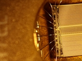 Ein EPROM (Erasable Programmable Read-Only Memory) ist ein nichtflüchtiger Speicherbaustein, der ab den 1970er Jahren in Computern eingesetzt wurde. Das gespeicherte Programm kann durch ultraviolettes Licht (Wellenlänge ca. 253,7 nm) wieder gelöscht werden. Deshalb besitzt der EPROM-Chip ein lichtdurchlässiges Quarzfenster, durch das ich hier fotografiert habe. Nach mehrminütiger UV-Bestrahlung ist der Speicher vollständig gelöscht und kann neu programmiert werden. Heute wird diese Technik nicht mehr benutzt. 